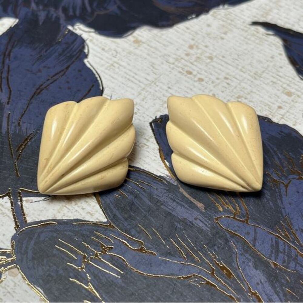Vintage 70s 80s NAPIER Oversized Cream Shell-Shaped Earrings D1